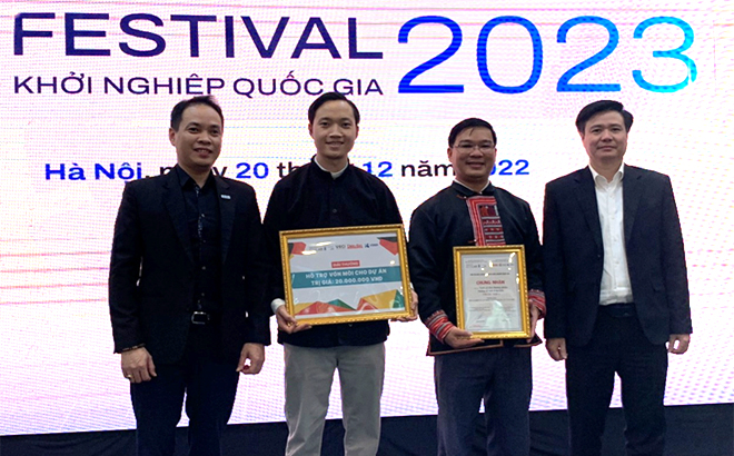 Giám đốc HTX Nông nghiệp và Du lịch Nà Hẩu - Đặng Văn Chính (người   thứ 2 từ phải sang) nhận Giấy chứng nhận Top 3 Khởi nghiệp Quốc gia năm 2022 của Ban Tổ chức